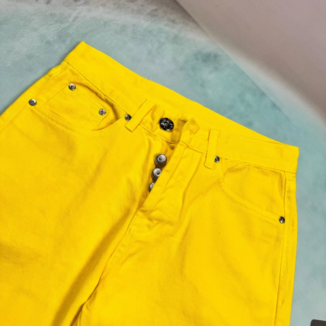 🅿️320 🔘Style number-KL115 🔘Cro Heart𝐂𝐡𝐫𝐨𝐦𝐞 𝐇𝐞𝐚𝐫𝐭💥Breaking hot style💥New York limited edition large leather label dopamine yellow jeans* [Same style as Fan Cheng] Charming dopamine personality jeans A must-have for fashionistas. The same style as the stars. A model touted by many bloggers. This new style of pants is perfect both in shape and upper body. It is no exaggeration to say that making a pair of jeans is equivalent to the time of making 20 short-sleeved pants. The fabric is made of high-quality imported denim. It has a unique high-end texture. I am very satisfied with it after washing and proofing several times.  Size: S M L XL (28.30.32.34) Color: Yellow
